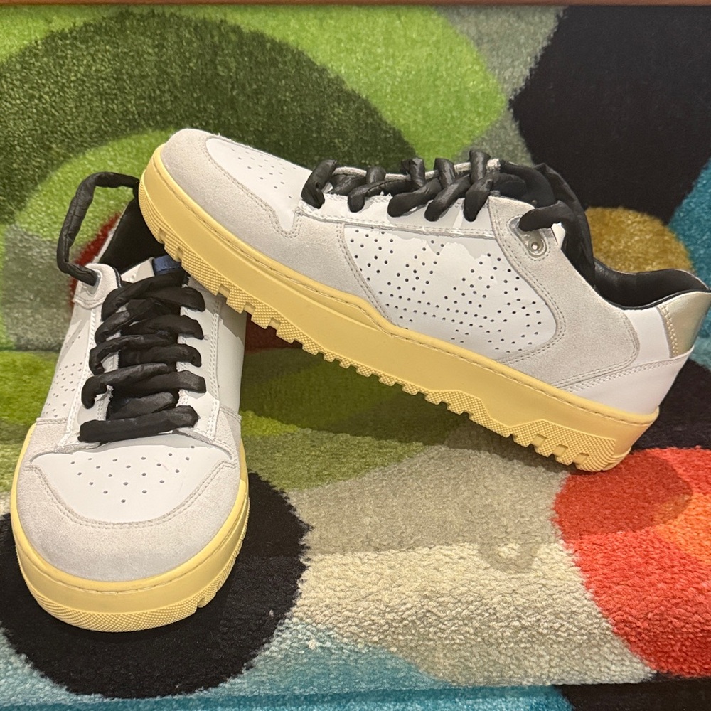 P448 John shoe with silver leather heel tab.